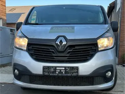 Gebraucht Renault Trafic 90 PS (66 kW) 2014 Silber Van / Kleinbus