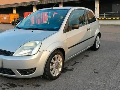 Gebraucht Ford Fiesta 107 PS (78 kW) 2004 Silber Kleinwagen
