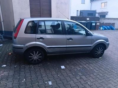 Grau Gebraucht 2005 Ford Fusion Kleinwagen | 2.200 € (Fairer Preis)