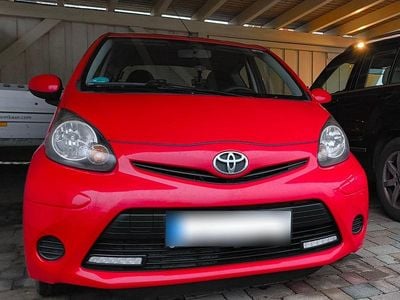 Gebraucht Toyota Aygo 68 PS (50 kW) 2013 Rot Kleinwagen