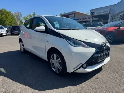 Używany Toyota Aygo X-play 69 KM (50 kW) 2017 Biały Hatchback
