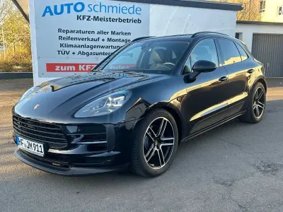 Gebraucht Porsche Macan 245 PS (180 kW) 2021 Tiefschwarz SUV