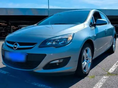 Gebraucht Opel Astra Edition 101 PS (74 kW) 2014 Grau Limousine