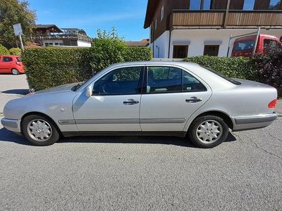 Usata Mercedes E240 Elegance 170 CV (125 kW) 1999 Argento Berlina