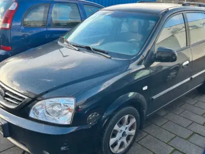 Używany Kia Carens EX 139 KM (102 kW) 2005 Czarny Minivan