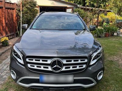 Usata Mercedes GLA180 122 CV (89 kW) 2019 Argento SUV