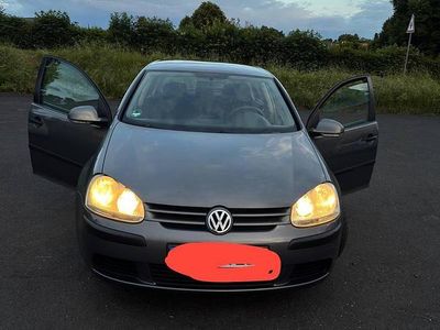 Grau Gebraucht 2005 VW Golf V Kleinwagen | 2.100 € (Fairer Preis)