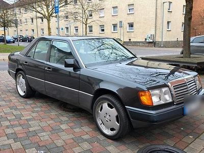 Gebraucht Mercedes E200 118 PS (86 kW) 1993 Schwarz Limousine