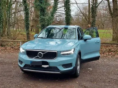 Używany Volvo XC40 Momentum 156 KM (114 kW) 2018 Niebieski SUV