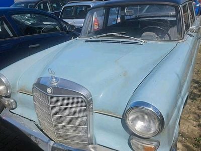 Usata Mercedes 200 95 CV (69 kW) 1967 Blu Berlina