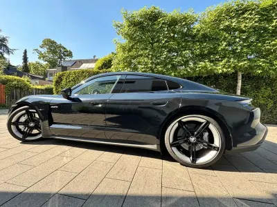 Begagnad Porsche Taycan 4S Chrono 419 kW (571 HK) 2021 Svart Sedan