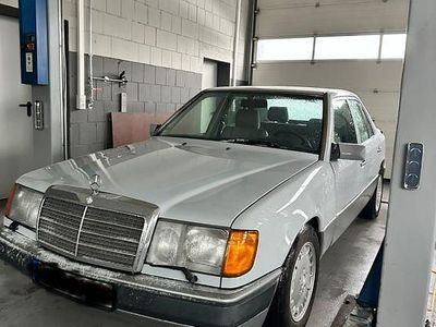 Grau Gebraucht 1991 Mercedes E200 Limousine | 4.600 €