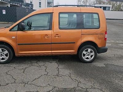 Begagnad VW Caddy 100 HK (73 kW) 2014 Gul Minibuss