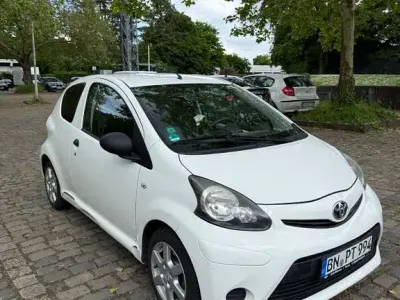 Gebraucht Toyota Aygo 69 PS (50 kW) 2014 Weiß Kleinwagen