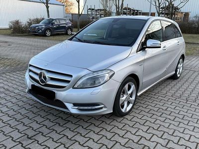 Gebraucht Mercedes B180 122 PS (89 kW) 2011 Silber Van / Kleinbus