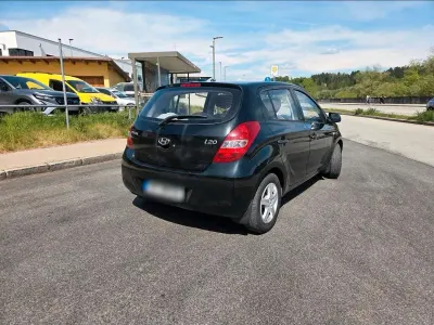 Gebraucht Hyundai i20 78 PS (57 kW) 2009 Schwarz Kleinwagen