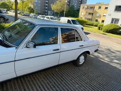 Gebraucht Mercedes 240 75 PS (55 kW) 1981 Weiß Limousine