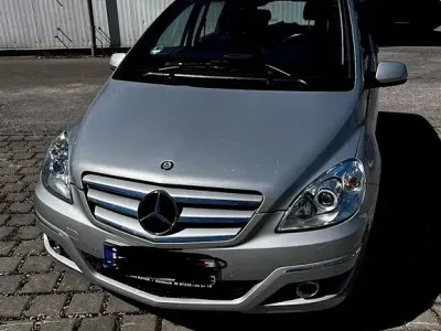Gebraucht Mercedes B180 109 PS (80 kW) 2011 Silber Van / Kleinbus