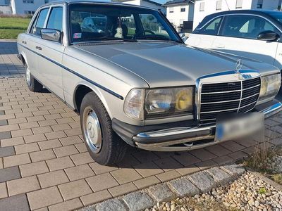 Second-hand Mercedes 200 109 CP (80 kW) 1984 Argintiu Berlinǎ