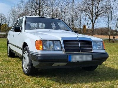 Second-hand Mercedes E230 132 CP (97 kW) 1987 Alb Berlinǎ