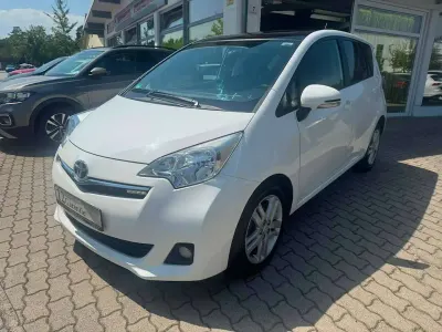 Gebraucht Toyota Verso-S Club 99 PS (72 kW) 2011 Super white 2 Van / Kleinbus