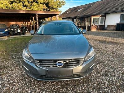 Grau Gebraucht 2015 Volvo V60 Kombi | 11.700 €