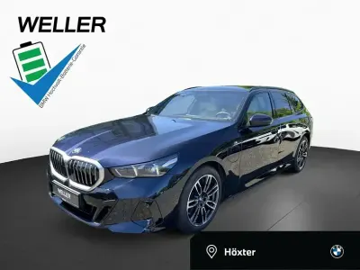 Gebraucht BMW 550e M Sport 489 PS (359 kW) 2025 Carbonschwarz (schwarz) Kombi