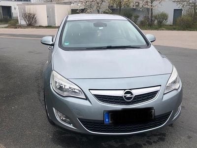 Second-hand Opel Astra 125 CP (91 kW) 2011 Argintiu Berlinǎ