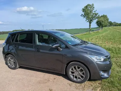 Gebraucht Toyota Verso Executive 177 PS (130 kW) 2014 Silber Van / Kleinbus