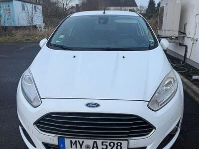 Weiß Gebraucht 2015 Ford Fiesta Kleinwagen | 4.550 € (Fairer Preis)