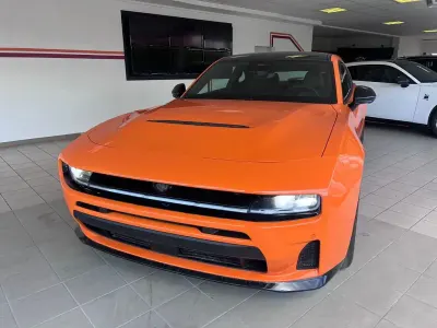 Neu Dodge Charger 551 PS (405 kW) 2026 Orange Kleinwagen