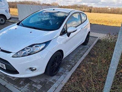 Gebraucht Ford Fiesta 60 PS (44 kW) 2012 Weiß Kleinwagen