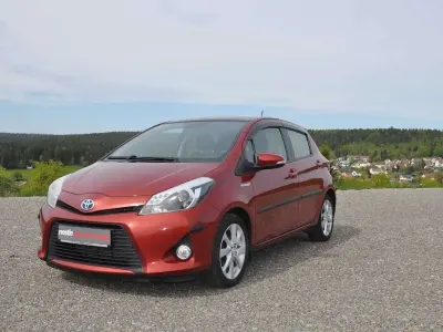 Gebraucht Toyota Yaris Hybrid Club 75 PS (55 kW) 2012 Rot Limousine