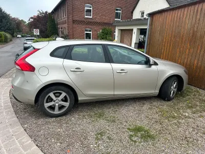 Gebraucht Volvo V40 120 PS (88 kW) 2017 Gold Limousine