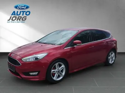 Gebraucht Ford Focus Titanium 125 PS (91 kW) 2016 Metallic) (rot Limousine