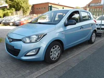 Gebraucht Hyundai i20 Edition 86 PS (63 kW) 2013 Blau Kleinwagen