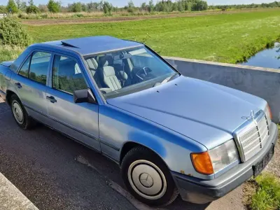 Gebraucht Mercedes E250 90 PS (66 kW) 1987 Blau Limousine