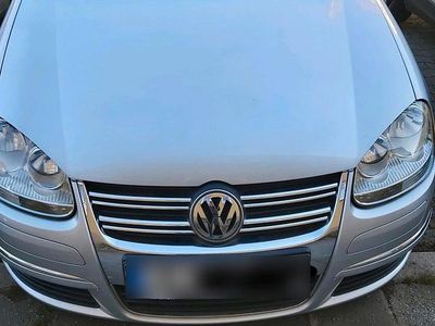 Second-hand VW Jetta 116 CP (85 kW) 2006 Argintiu Berlinǎ