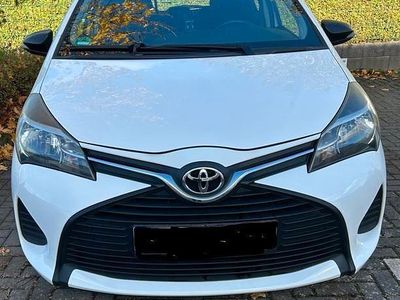 Gebraucht Toyota Yaris 69 PS (50 kW) 2015 Weiß Kleinwagen