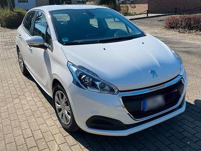 Gebraucht Peugeot 208 Active 102 PS (75 kW) 2019 Weiß Kleinwagen