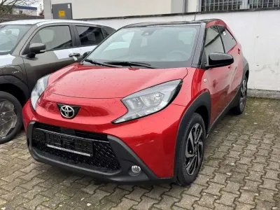 Neu Toyota Aygo X 72 PS (52 kW) 2026 Chili red (3u4)/ black mica (2 SUV