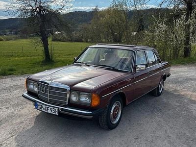 Second-hand Mercedes 200 60 CP (44 kW) 1984 Roșu Berlinǎ