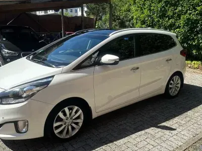 Gebraucht Kia Carens Spirit 141 PS (103 kW) 2015 Weiß Van / Kleinbus