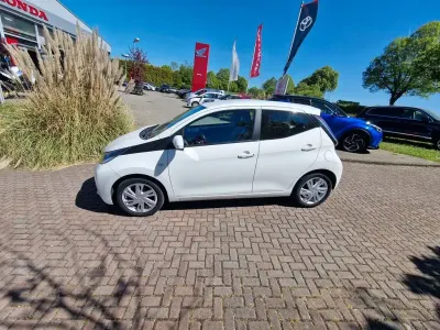 Używany Toyota Aygo 69 KM (50 kW) 2015 Biały Hatchback