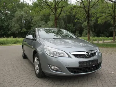 Gebraucht Opel Astra Design Edition 116 PS (85 kW) 2012 Silber Limousine