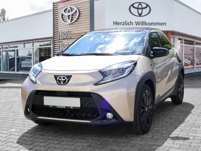 Gebraucht Toyota Aygo X Style 72 PS (52 kW) 2022 Ginger beige metallic/ night sky black SUV