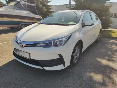 Używany Toyota Corolla Comfort 132 KM (97 kW) 2017 Biały Sedan/Limuzyna