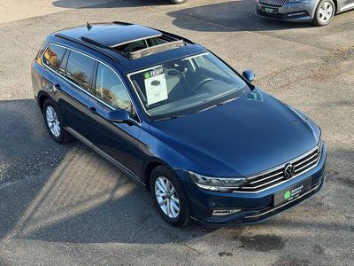 Gebraucht VW Passat 150 PS (110 kW) 2022 Aquamarinblau metallic Kombi