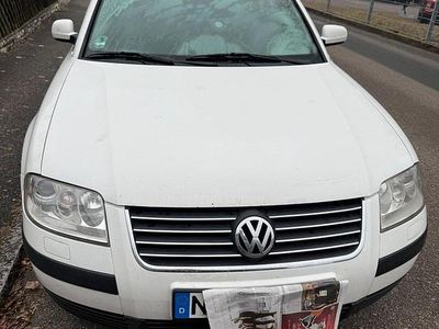 Weiß Gebraucht 2001 VW Passat Kombi | 1.100 € (Guter Preis)