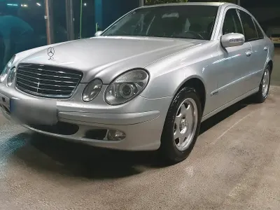 Gebraucht Mercedes E220 150 PS (110 kW) 2003 Silber Limousine